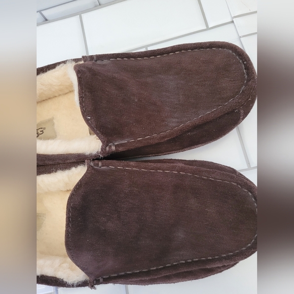 Ugg  S/N 1101110 Mens Ascot Suede Slipper Color Chocolate Brown Fur LinedSize main image 12